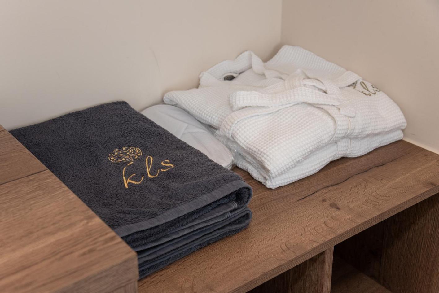 אכיליון Kaiser Luxury Suites מראה חיצוני תמונה